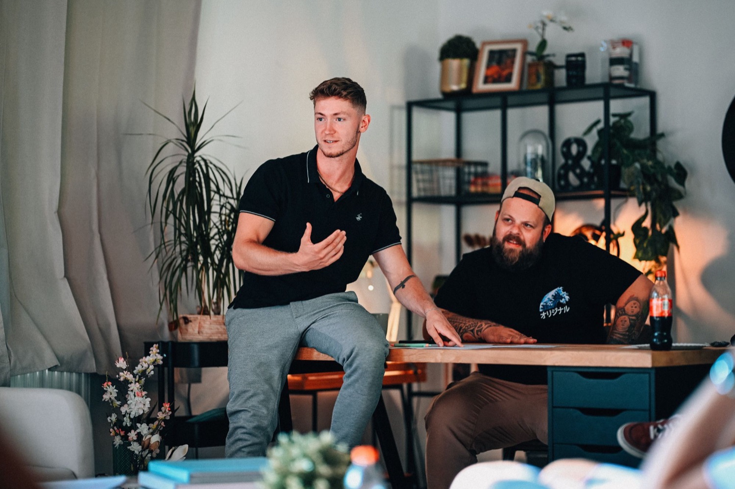 Kenji a člen Academy během debaty