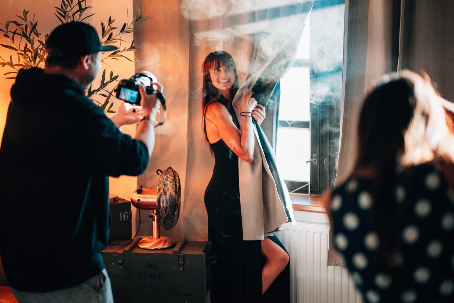 Člen Academy fotí modelku ve studiu se světlem a kouřem