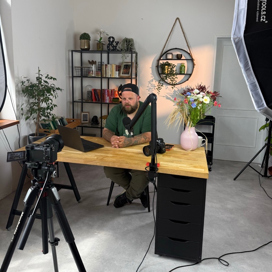 Kenji ve studiu při natáčení webináře