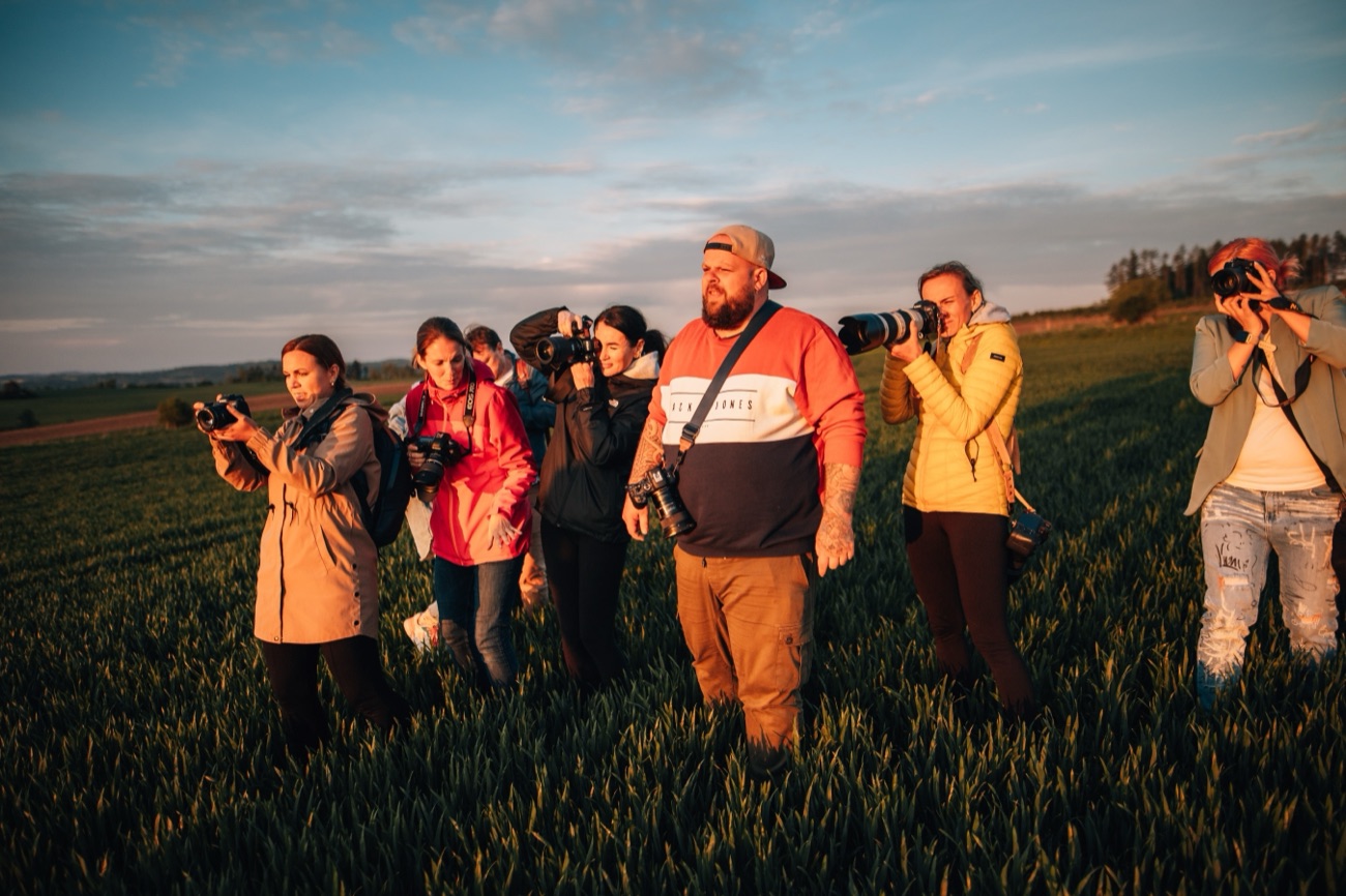 Kenji se skupinou fotografů na workshopu v poli